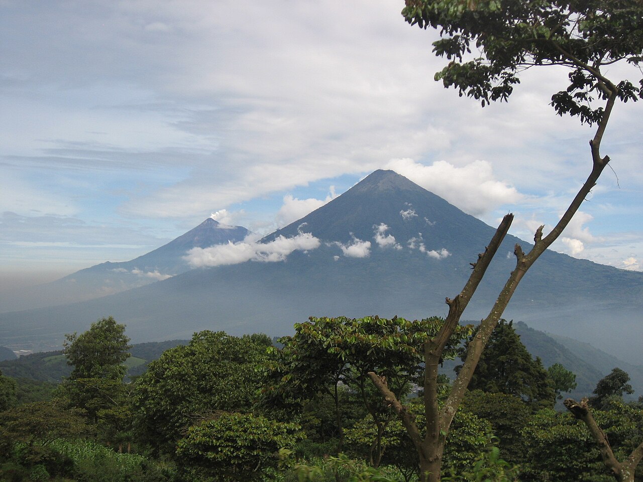 El volcán activo en Guatemala vuelve a entrar en erupción